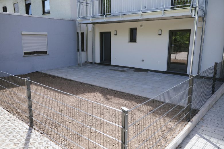 Apartamento en planta baja con terraza, jardín propio y crédito KfW con una subvención de 30.000 euros – Terrasse