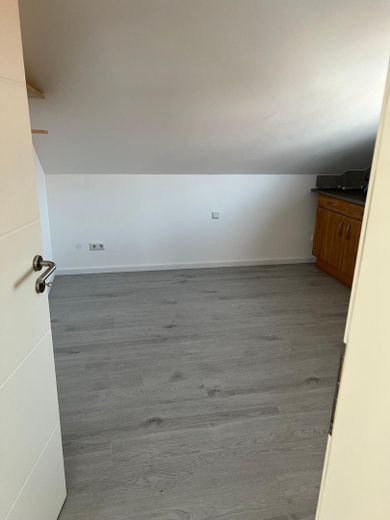 MODERNE 3-ZIMMER-DACHGESCHOSSWOHNUNG MIT BALKON, LOGGIA & EINBAUKÜCHE IN KARBEN – Photo 12