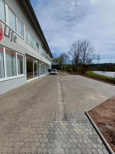 Veelzijdig bruikbaar commercieel vastgoed (kantoor, praktijk, hal, studio, ambacht, handel). 1a-locatie – Außen Parkplätze