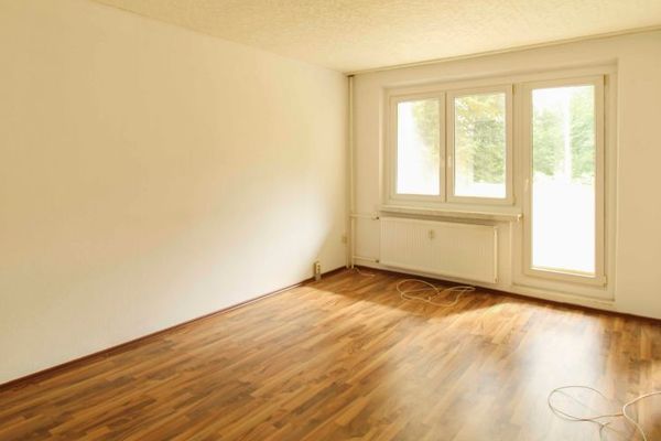 Hell, praktisch, fast ebenerdig – 2,5 Zimmer mit verglaster Loggia und Stellplatz