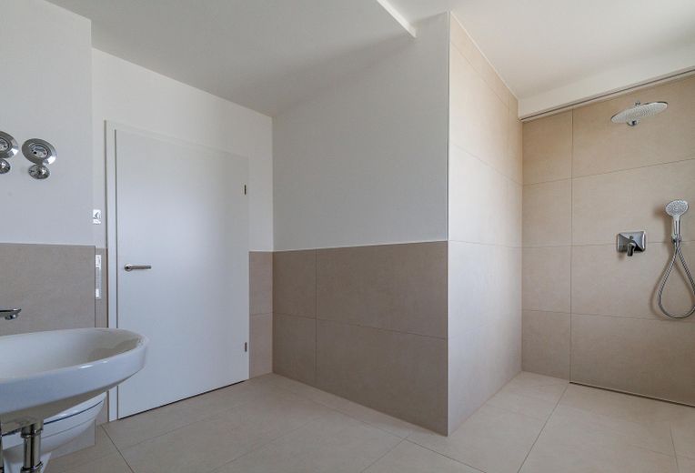 PROVISIONSFREI – Traumhafte Galerie-Wohnung im Erstbezug am Dorfplatz von Augsburg-Inningen – Badezimmer