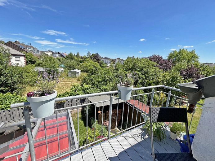 Bellissimo e luminoso appartamento mansardato di 2 locali con balcone e posto auto in posizione privilegiata a Schwalbach – Ausblick