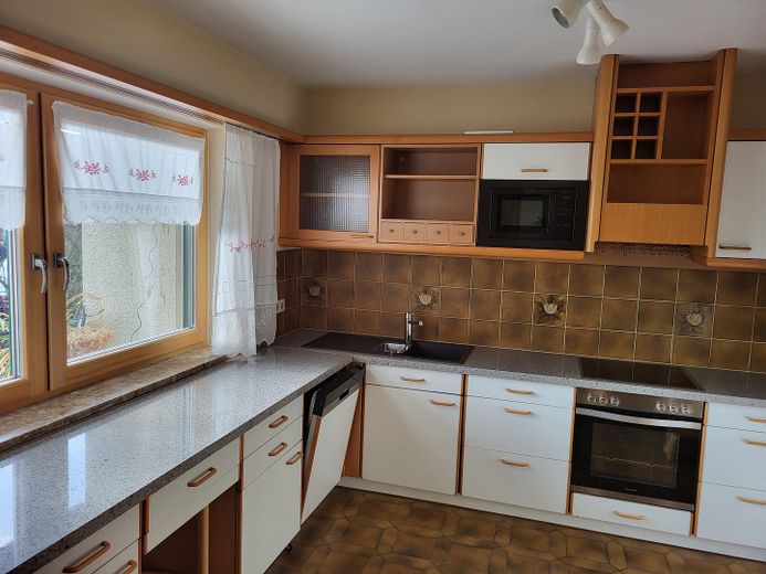 Freistehendes Einfamilienhaus in ruhiger Südhanglage mit weitem Blick über das Vilstal – Küche