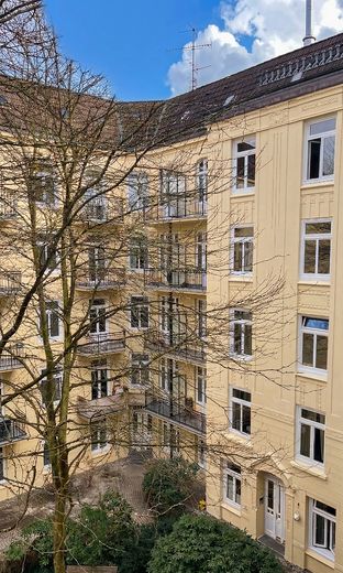 3 pok. mieszkanie w starej zabudowie Eimsbüttel, zmodernizowane, wysokie sufity, drewniane deski, sztukaterie, ok. 70 m², wolne/gotowe do zamieszkania – Blick aus dem Schlafzimmer
