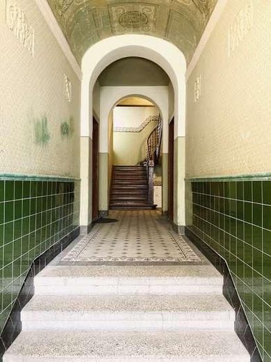 Luminoso appartamento mansardato con 2 locali, loggia e affascinanti travi in legno – Hauseingang