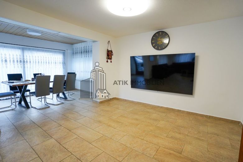 ATIK: Freistehendes Zweifamilienhaus mit Anbau auf großem Grundstück – Wohn- und Essbereich