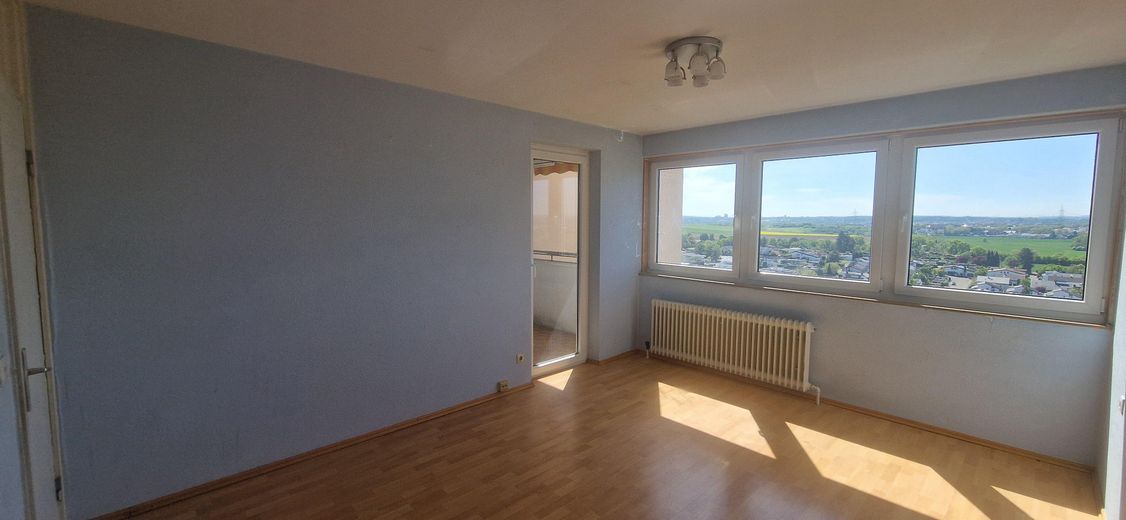 Bezugsfreie 4-Zi.-Wohnung inkl. TG-Stellplatz & Traumaussicht! – Schlafzimmer mit Balkon