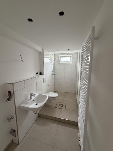Renovierte, helle 3-Zimmer Souterrain Wohnung in Neureut – Badezimmer