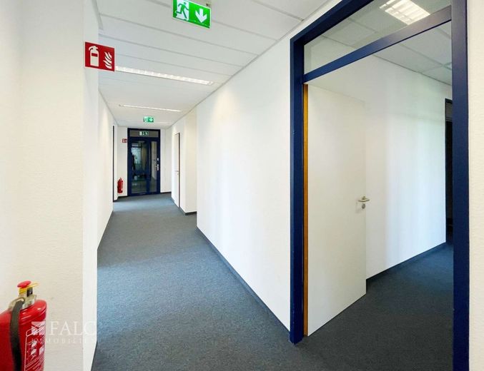 Büroflächen ab 240 m² zur Miete. Nur 9,50 EUR/m² Kaltmiete! – Flur