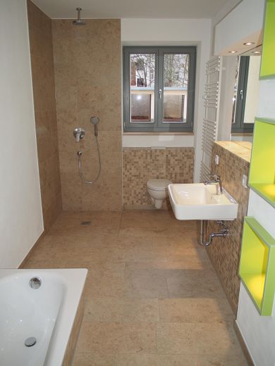 Abitare con stile in una casa a risparmio energetico – Bad mit Wanne und Dusche