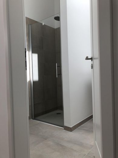2 ZKB - Exklusive, barrierefreie Wohnung in Seeheim inkl. 2 Stellplätze – Blick ins Bad mit Regendusche
