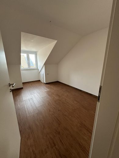 Penthousewoning met balkon, uitzicht op het groen, eerste bewoning na renovatie – Kinderzimmer