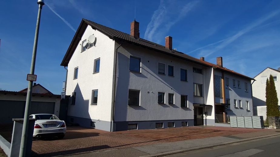 **PROVISIONSFREI** Top modern renoviertes Zweifamilienhaus in Breitengüßbach – Ansicht Haus mit Stellplätzen