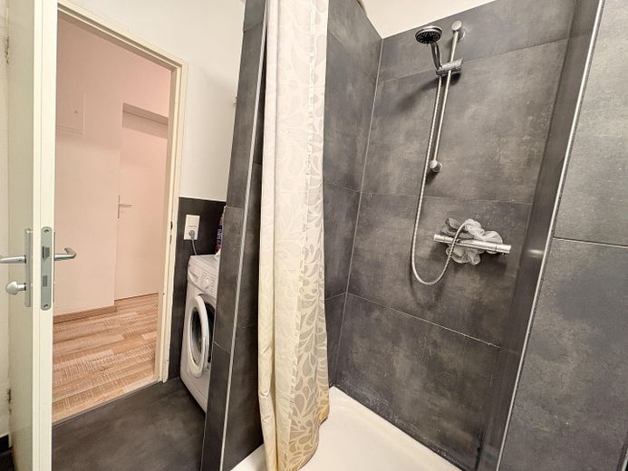 Renditestarke 3 Zimmer-Wohnung mit Balkon in einer sehr guten Lage zu verkaufen – Dusche