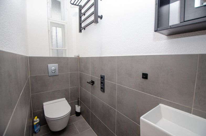 Sin comisión: apartamento de época renovado de 2 habitaciones en Schulstraße – Duschbad / WC