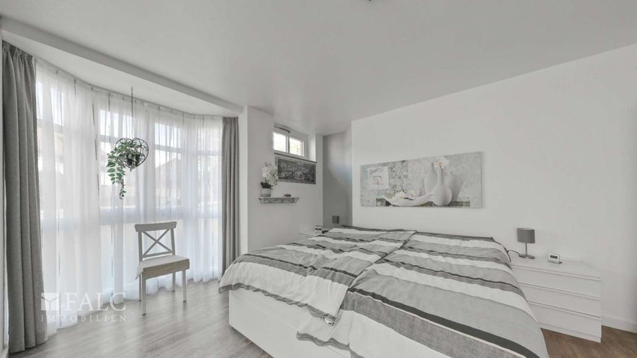 Barrierearme Erdgeschosswohnung mit Balkon, Garage &amp; vermieteter Einliegerwohnung – Schlafzimmer 1