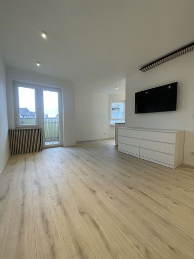 Renovierte teil- oder vollmöblierte Wohnung in der City, 5 Minuten zum Bahnhof – Wohnbereich mit Blich z Balkon