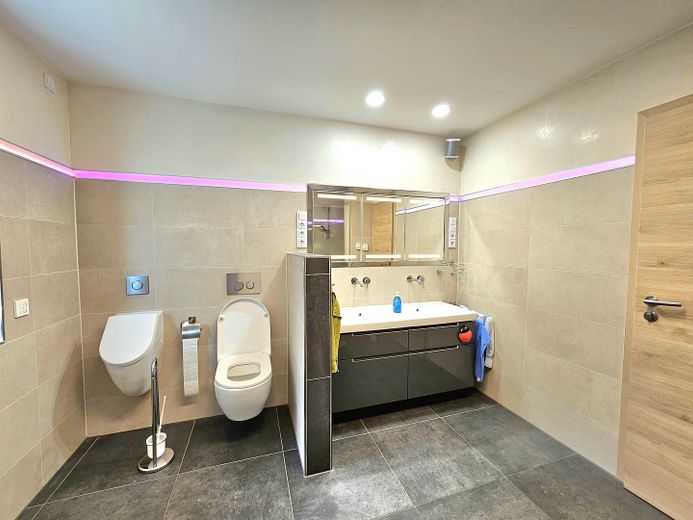 Moderne 3,5 Zimmer EG Wohnung 155 m² Wohnfläche + 190 m² Nutzfläche mit Balkonen & Terrasse & Garten – Großes Bad