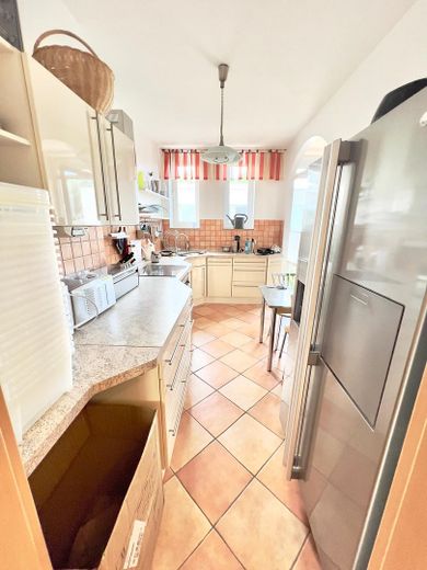 Moderne 4-Zimmer-Wohnung im Herzen von Kassel mit Westbalkon – Küche mit Einbaugeräten