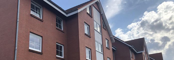 Freie Zweiraumwohnung Wismar Gartenstadt courtagefrei – Eingangsbereich mit Parkplatz