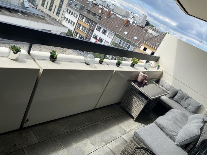 appena ristrutturato, 1 stanza con ampio balcone + cucina componibile – Balkon