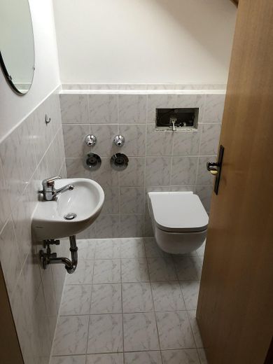 Wunderschöne Wohnung mit Balkon in bester Lage von Pöttmes – Gäste-WC