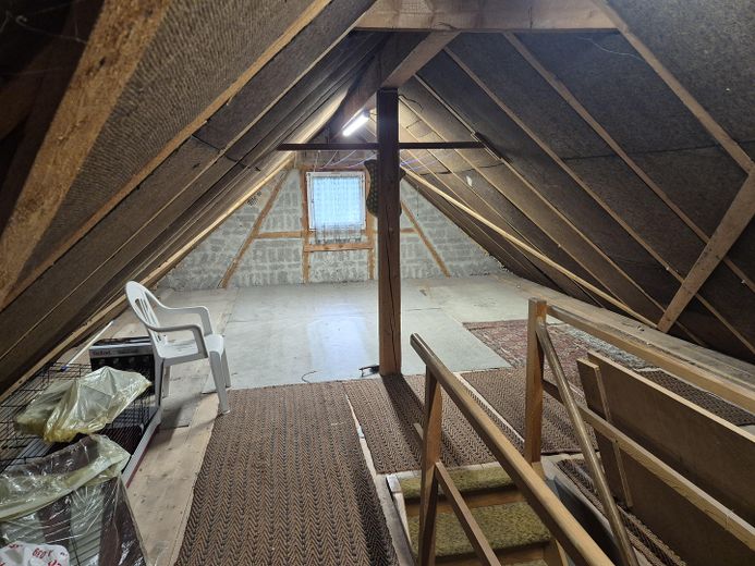 Tanto spazio, tante possibilità: casa plurifamiliare con ampio terreno! – Dachboden