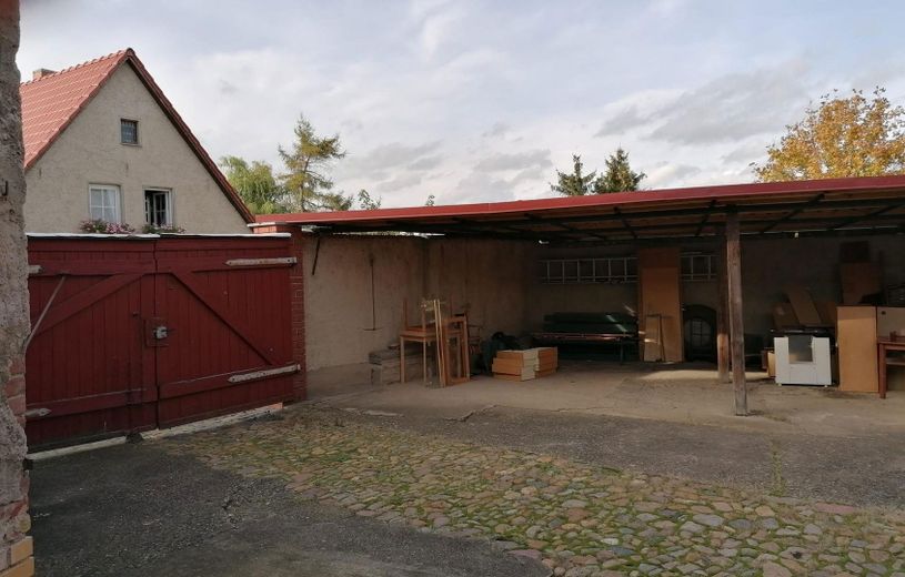 Carport (Hof) mit Tor