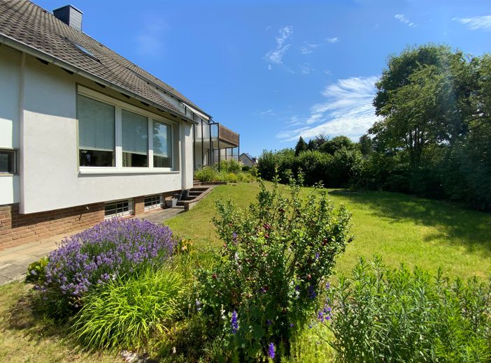 Zweifamilienhaus mit Einliegerwohnung und weitläufigem Garten - auch als Einfamilienhaus geeignet – Haus_Garten_Süd