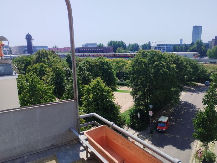 Bol ışıklı, Merkezi, güneybatı balkonlu, mükemmel manzara, hemen taşınılabilir – Blick nach Süden