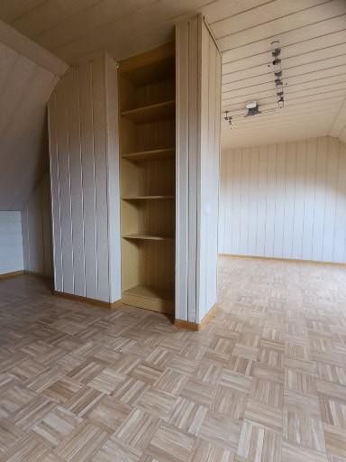 SOFORT BEZUGSFREI! Sehr geräumige lichtdurchflutete 4-Zi- Maisonette-Wohnung inkl. Balkon, Carport – Zimmer DG