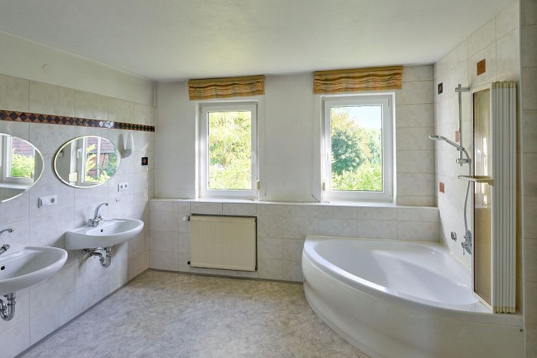 Helles Badezimmer 1.OG