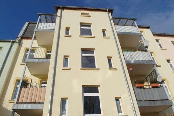 Od sierpnia 2026: Przyjazne 3-pokojowe mieszkanie z balkonem/od strony podwórza, podłoga laminowana i wanna