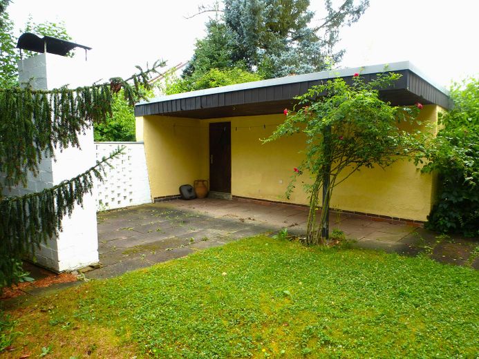 Gepflegtes Einfamilienhaus mit großem Garten – Überdachter Sitzplatz