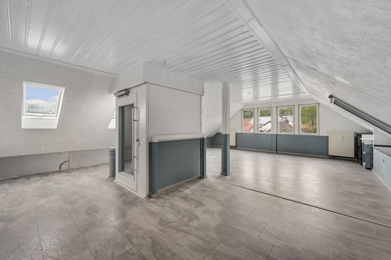Großes Wohnhaus zur Nutzung als ZFH, Mehrparteivermietimmobilie oder Mehrgenerationenhaus – Dachgeschoß mit Plattformlift