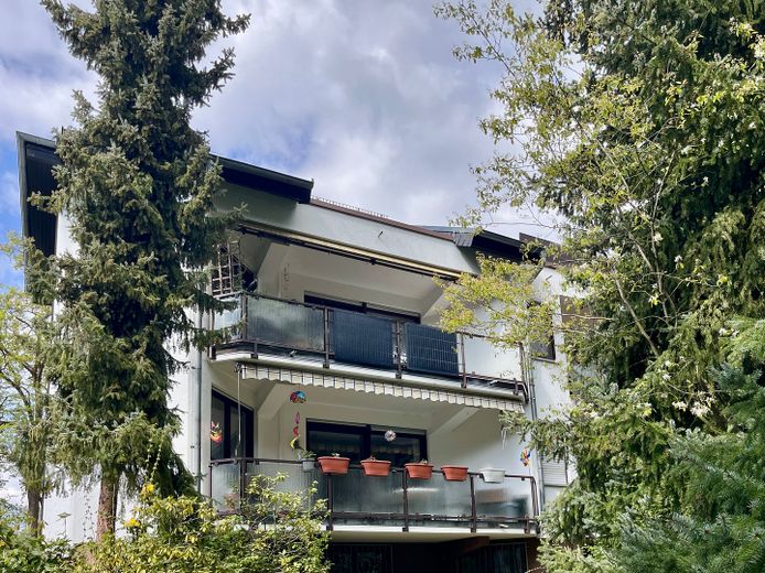 1+1=1 * Großzügige, familientaugliche ETW in ruhiger und dennoch zentraler Lage * in Niedernhausen – Großer Balkon mit BKW/Markise