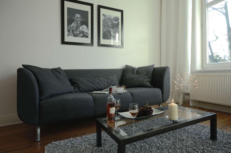 Appartement ancien de 2 pièces avec balcon – entièrement meublé, 57 m² à Winterhude, près du Stadtpark – Wohnzimmer 