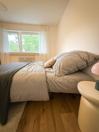 Prachtige 3-kamerwoning met groot balkon & parkeerplaats voor de deur in Sachsenhausen-Nord – Schlafzimmer