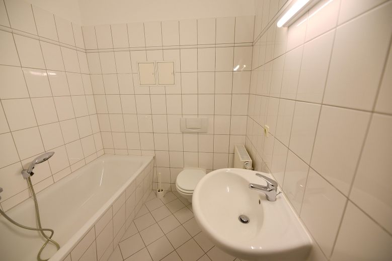 Johannstadt, Nähe Medak, Schöne 4-Raum-Wohnung mit Dielenfußboden und Balkon – Bad