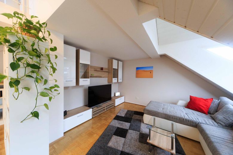 Schicke Maisonette-Wohnung mit Galerie und Loftcharakter | 2 Bäder – Wohnbereich