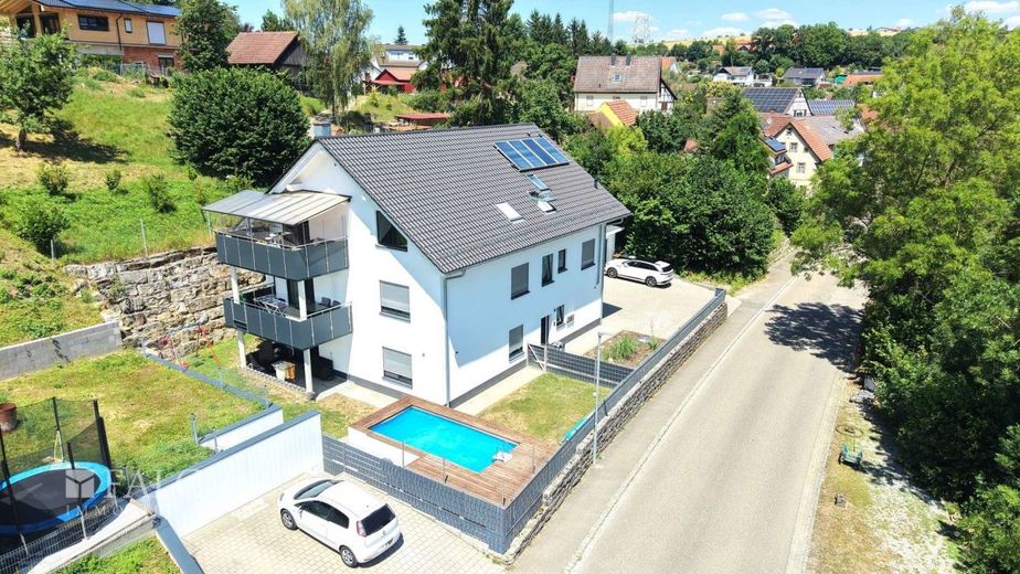 Exklusives Neubau-3-Familienhaus! Effizienz trifft auf hochwertige Wohnqualität! - FALC Immobilien – Neubau Hallo!