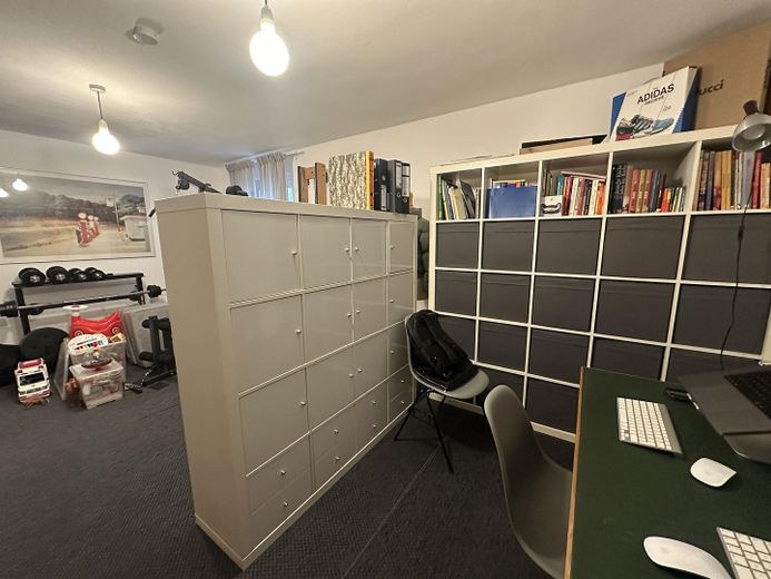 Near Simmerleinplatz: As-new, bright XXL semi-detached house, upscale features, KFW70 standard, with fitted kitchen – Keller 3 Büro/Fitnessraum