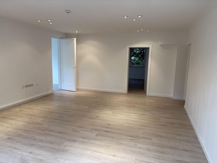 Renovierte und attraktive 4-Zimmerwohnung in top Lage! U.S. Army personnel are welcome! – Wohnzimmer Ansicht 2