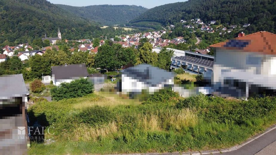 Sonniges Hanggrundstück mit traumhafter Aussicht – Außenansicht