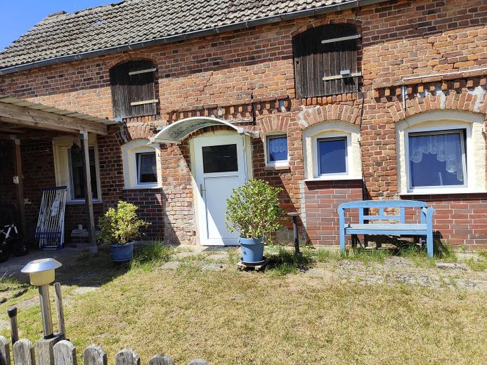 Landhuis met bijgebouwen op een perceel van meer dan 6.000 m² in een droomachtige, afgelegen ligging  - provisievrij – Gästehaus Eingang