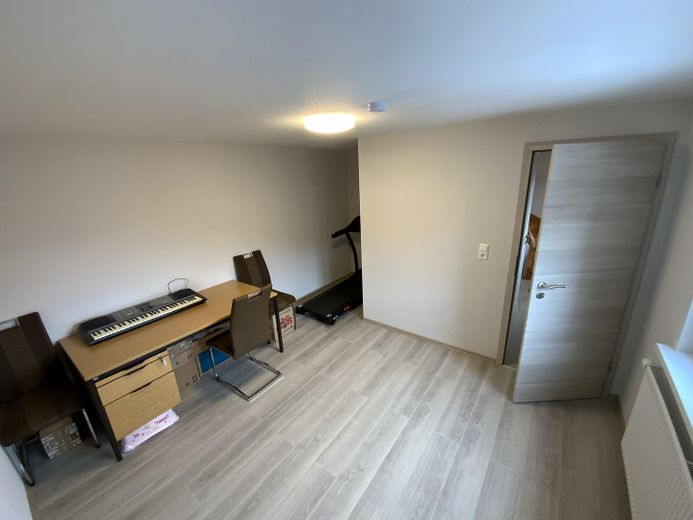 Einziehen, loskochen & wohlfühlen: Modernisiertes XL-Haus mit Traumküche, Komfort-Garage & Garten – 1. Zimmer 01