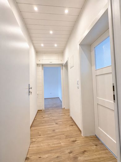 Moderne 2-Zimmer-Wohnung, vollständig renoviert und bezugsbereit – Flur