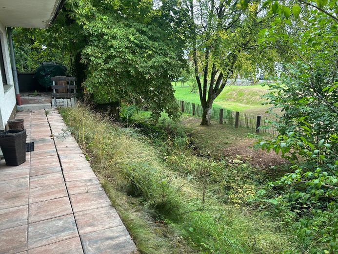 Casa unifamiliare ben tenuta con grande potenziale e terreno edificabile aggiuntivo a 54570 Neroth – Weg hinter Haus
