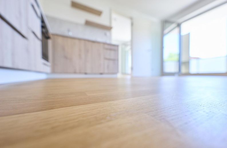 Neubau: Helle und ruhige Zwei-Zimmer-Wohnung mit luxuriöser Innenausstattung mit Balkon und EBK – Küche 1
