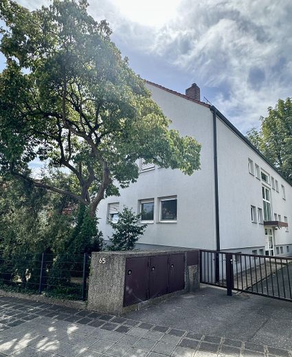 Frisch renovierte 2,5-Zimmer-Wohnung mit Blick ins Grüne in Erlenstegen – Hausansicht von Straße